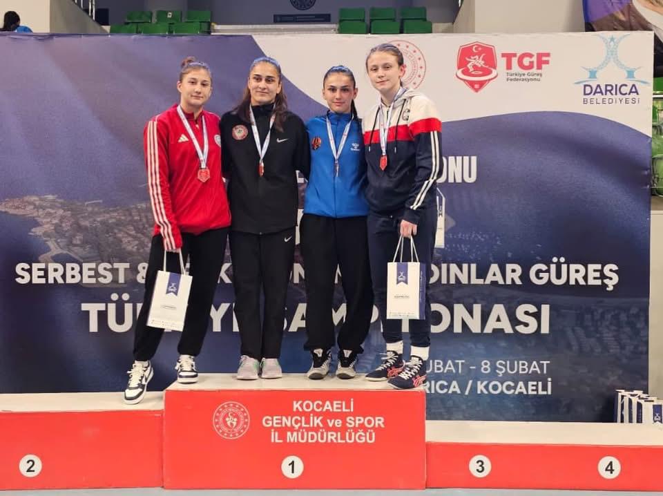 Özdenur Özmez Altın, Esma Özmez Gümüş Madalya Kazandı 